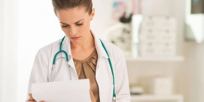 lékař zkoumá testy na diagnostiku papilomaviru